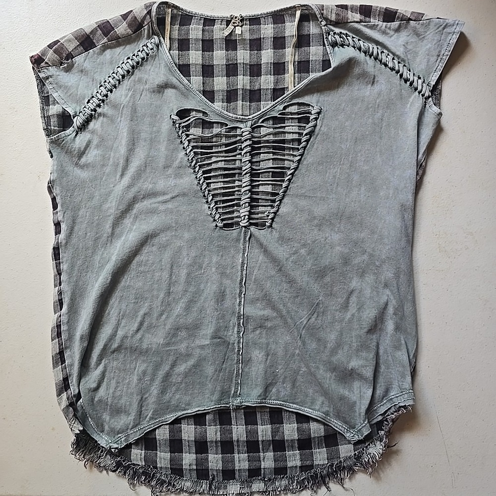 BKE Gimmicks Top Size XS Blue Distressed Cap Sleeve Plaid‎ Back V Neck Shirt